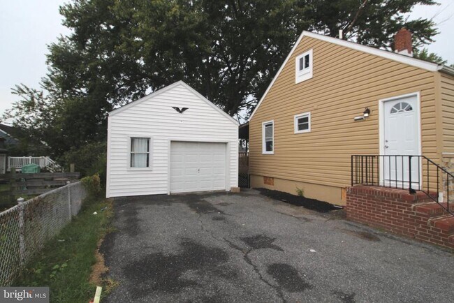 Building Photo - 548 S Marlyn Ave