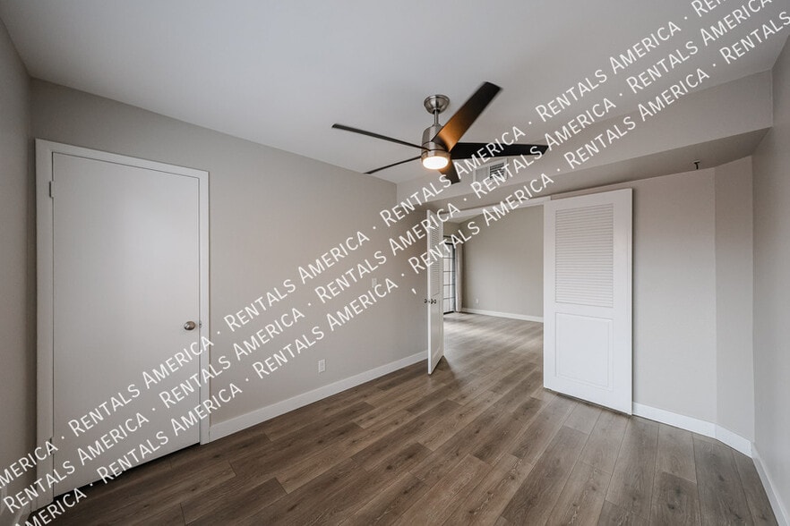 Building Photo - 700 E Mesquite Cir