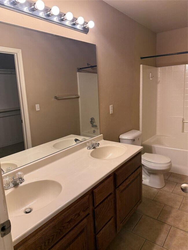 Building Photo - 400 S Castle Ridge Ln