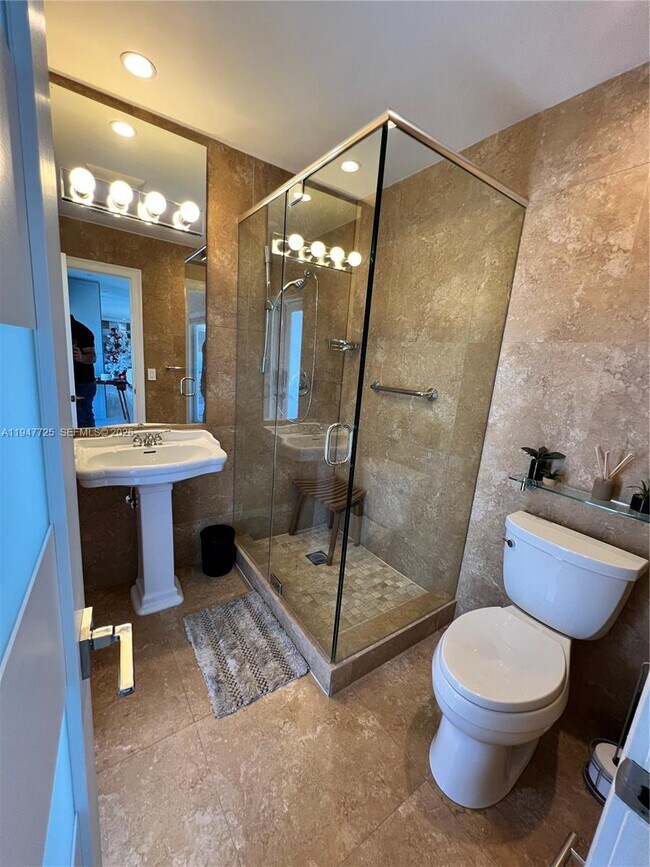 Building Photo - 5510 Bayview Dr