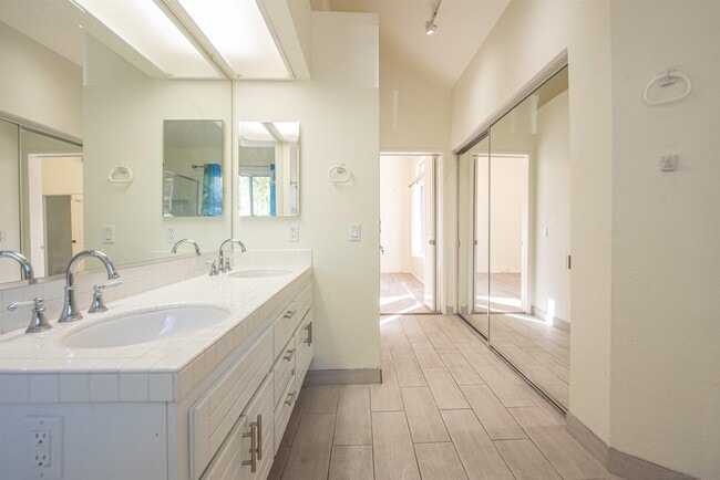 Building Photo - 11323 Caminito Corriente
