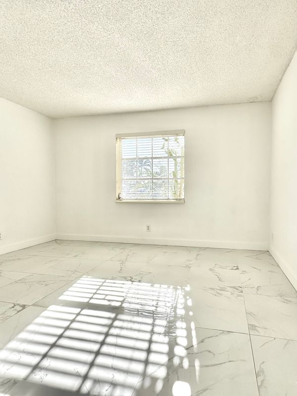 Building Photo - 3005 1/2 NW 68th St, 9D