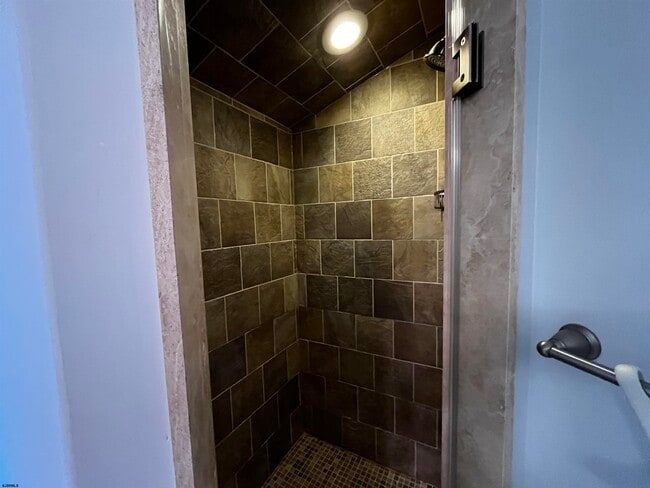 Building Photo - 629 Central Ave