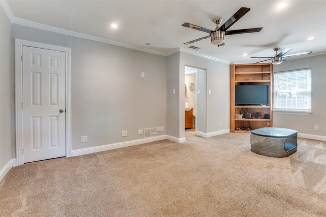 Building Photo - 9625 Larga Dr