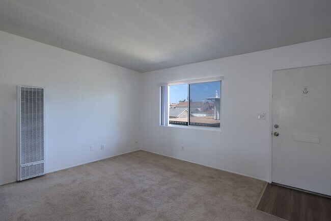 Building Photo - 2 Bedroom + 1 Bathroom Apartment | Oxnard Shores | Unfurnished