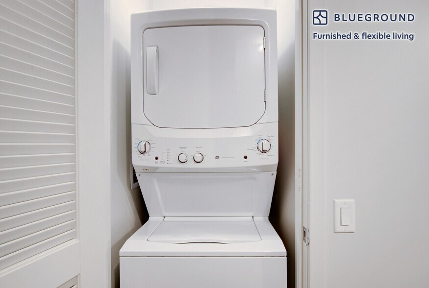 Building Photo - 676 North LaSalle Drive-SI FL3-ID440