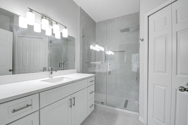 Building Photo - Fully Remodeled 2/2 with Loft in MetroWest...