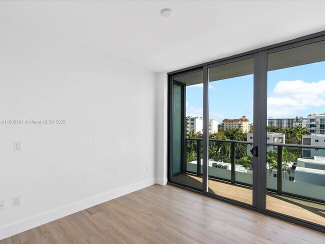 Building Photo - 9901 W Bay Harbor Dr