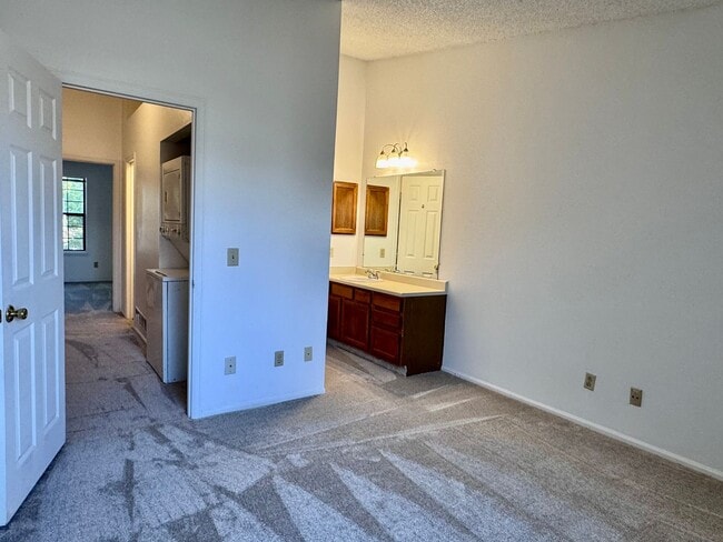 Building Photo - Well Maintained 2 BR/1BA Townhome Convenie...