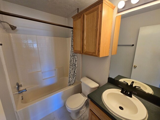 Building Photo - College Station - 3 bedroom / 2 bath / Garage / Fenced in back yard.