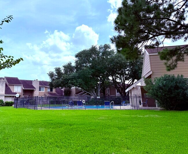Building Photo - 11633 Village Pl Dr