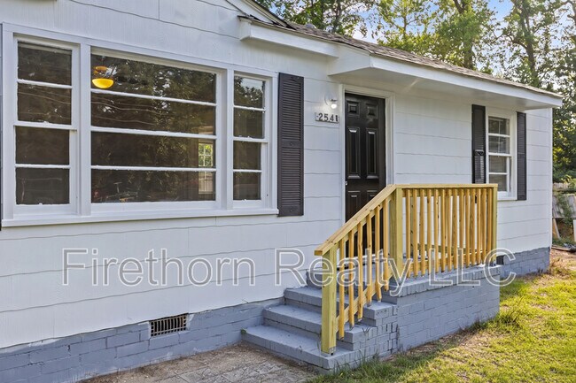 Building Photo - 2541 Rhodes Dr
