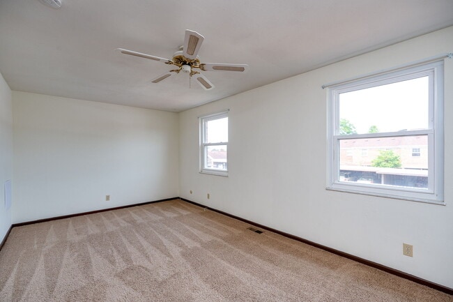 Building Photo - 2215 Barclay Ct