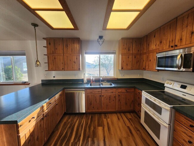 Building Photo - Panoramic Rattlesnake Hills View Home on N...
