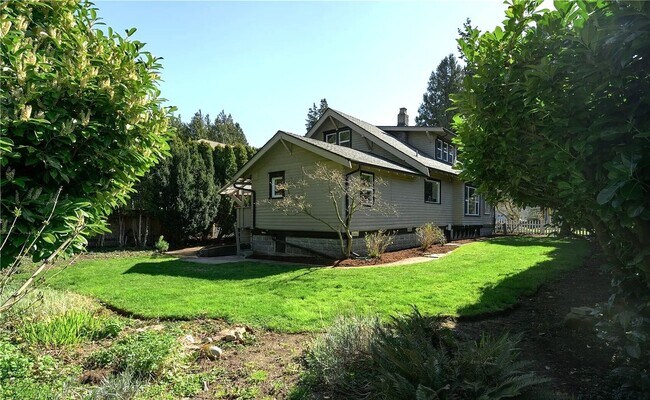 Building Photo - Charming Craftsman Rental in a Prime Bellingham Location