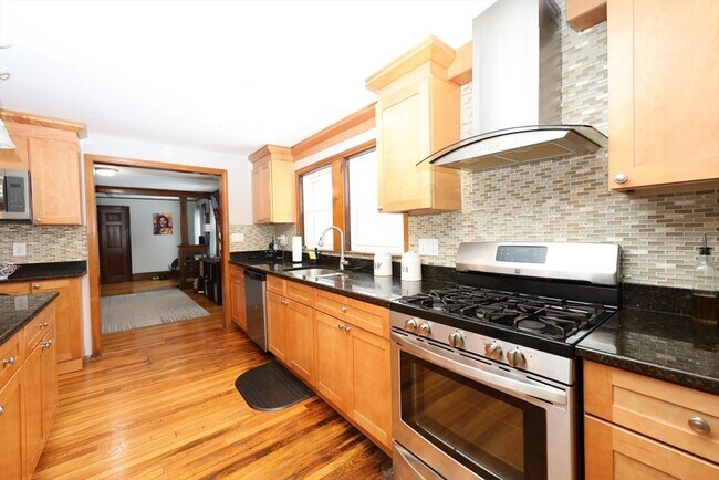 Building Photo - 65 Clifford St