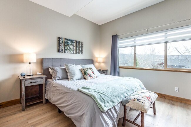 Building Photo - Modern Mountain Home in Desirable Pinebrook
