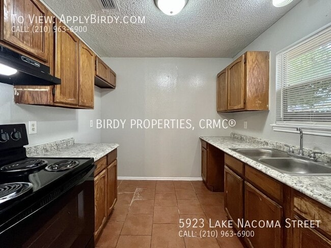 Building Photo - *4 Bed, 2 Bath Home Located in Lakeside**