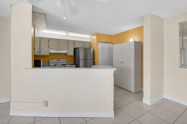 Building Photo - 7535 S Oriole Blvd