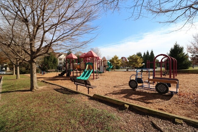 Building Photo - Spacious 2BD/2BA Condo with Balcony in Fou...