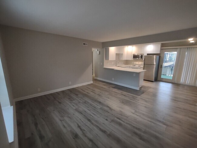 Building Photo - Pristine move-in ready condo located in Di...