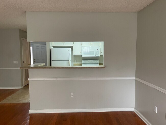 Building Photo - Dunwoody Townhomes - End Unit!