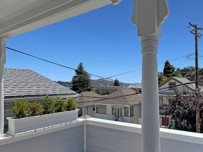 Building Photo - Remodeled and Modern, Open Floor-plan, Lux...