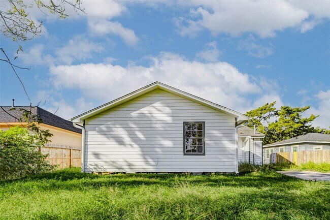 Building Photo - 2311 Wavell St