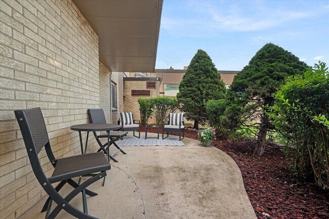 Building Photo - 100 W Butterfield Rd