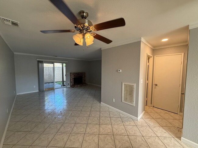 Building Photo - 2-bedroom condo in Gated Community!