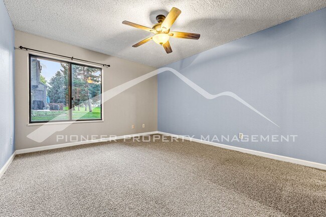 Building Photo - Charming condo with Central AC and Washer ...