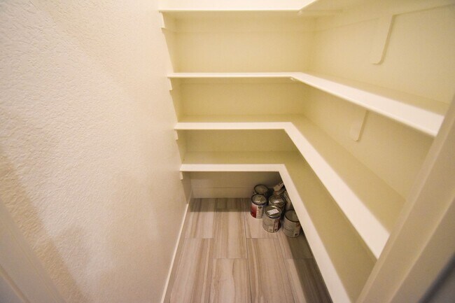 Building Photo - Stunning 3 Bedroom, 2.5 Bathroom Home in F...