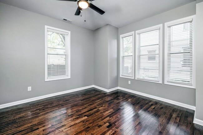 Building Photo - Single Family House! JUST RENOVATED! Centr...