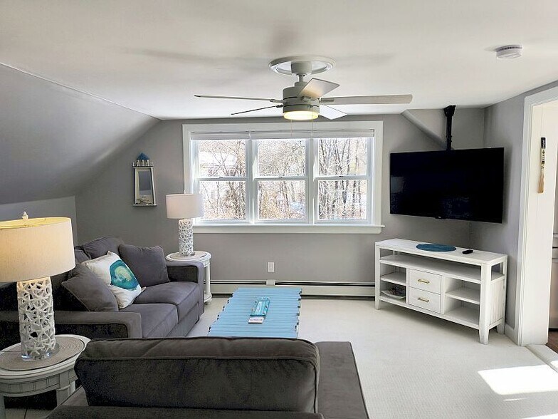 Building Photo - 10 Windward Ln