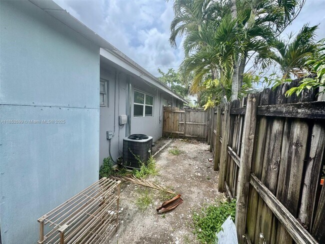 Building Photo - 2633 NW 9th Ave