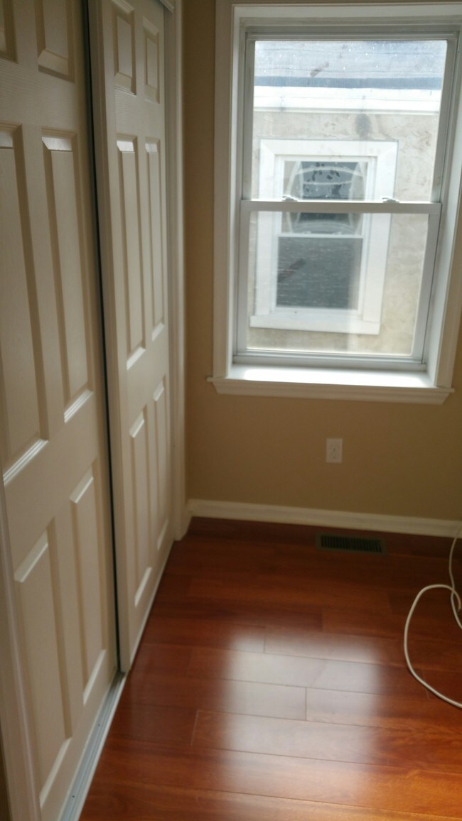 Building Photo - 944 N Randolph St