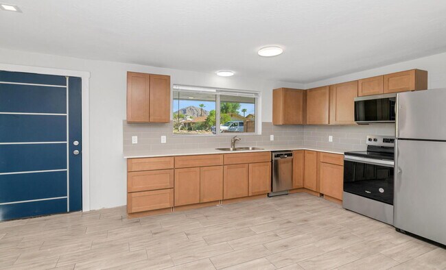 Building Photo - Fully Renovated 2 Bed / 2 Bath in Central ...