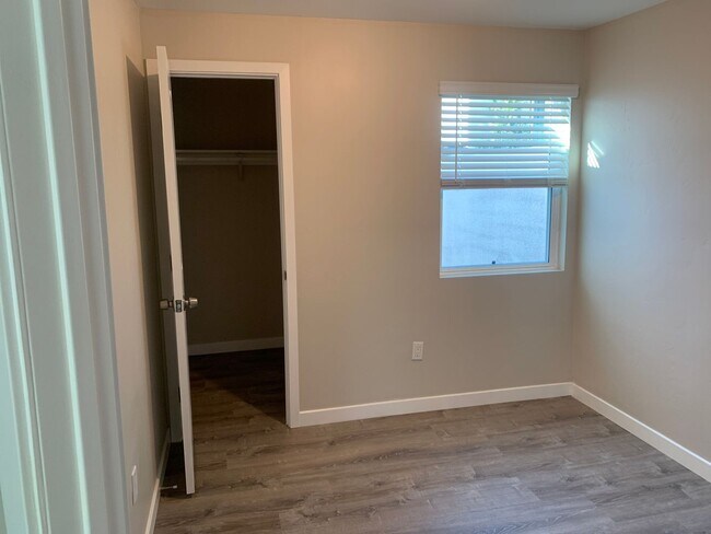 Building Photo - Nice 3 bedroom unit with Pool!  (Lease out, pending signatures. Check back in a few days!)