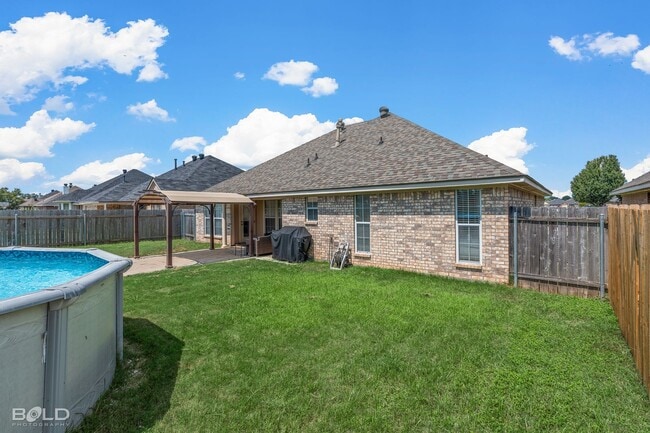 Building Photo - Check Out this 4 bed 2 bath