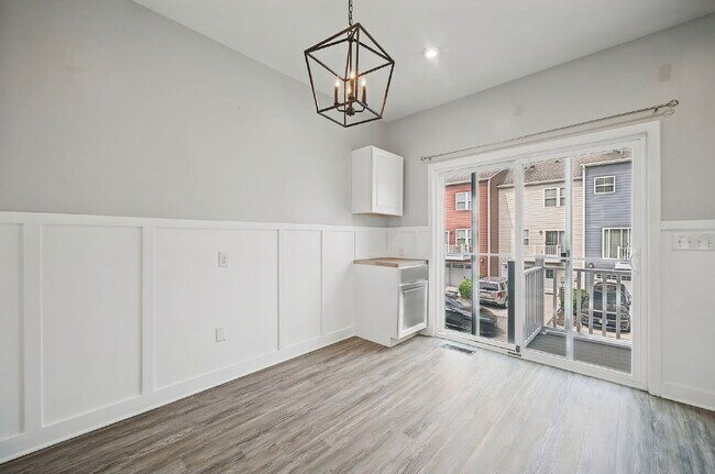 Building Photo - Luxurious 3-bedroom 2.5 bath townhome with Garage in Chesapeake
