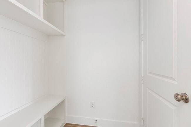 Building Photo - 8011 Fenway Hts Dr