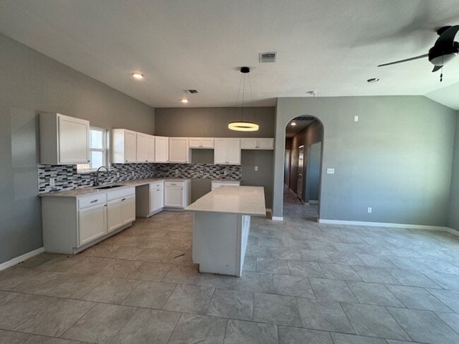 Building Photo - Super Nice Beautiful  3 bedroom 2 bath- In La Vernia with Over .43 acres