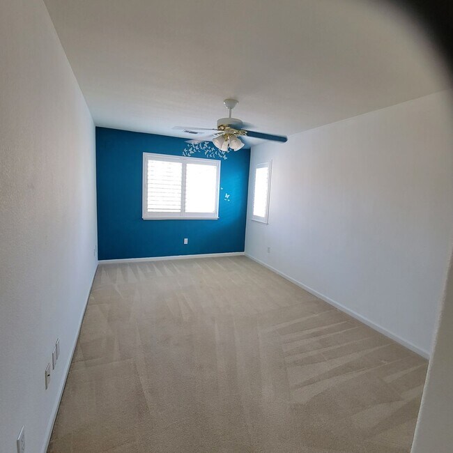 Building Photo - Big Beautifully updated 4-bedroom 2.5 bath...