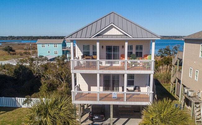Building Photo - Loves Holiday @ 3279 Island Dr