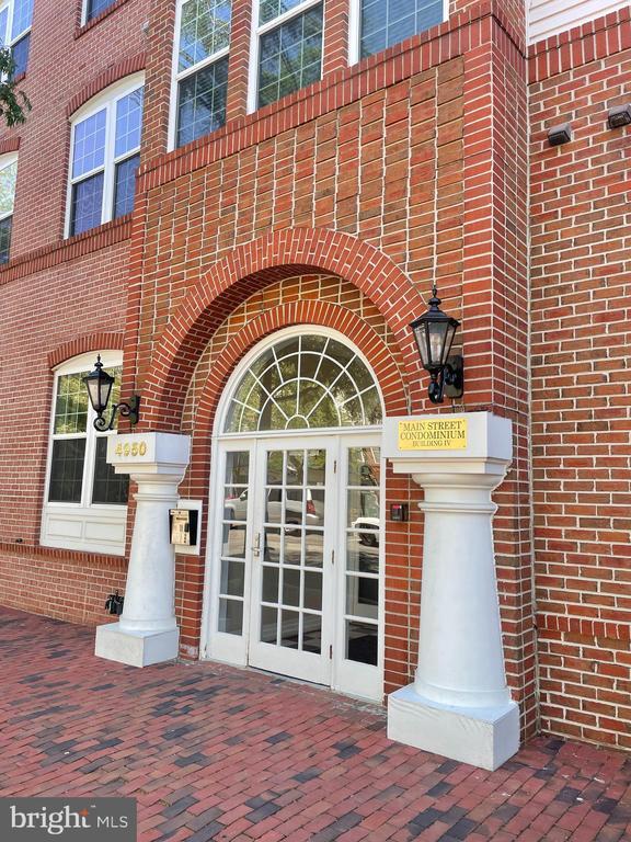 Building Photo - 4950 Brenman Park Dr