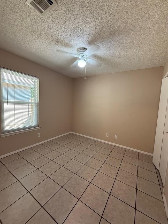 Building Photo - 1402 Westcott Dr