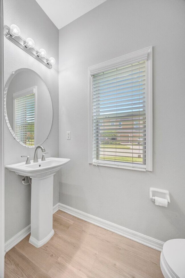 Building Photo - 6705 Holly Health Dr