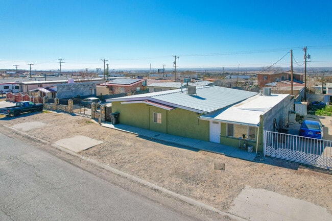 Building Photo - 8613 Kingsway Dr