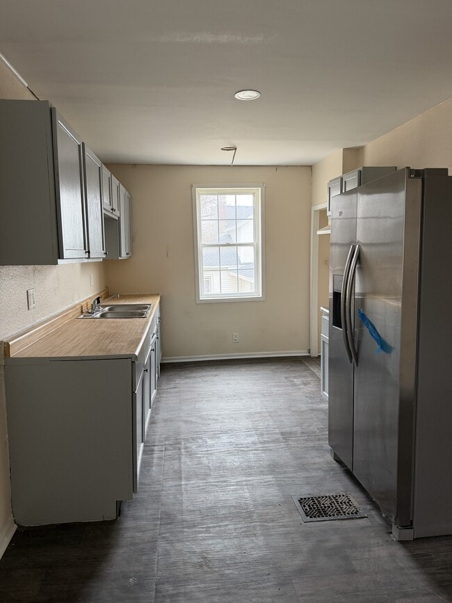 Building Photo - 458 S Float Ave