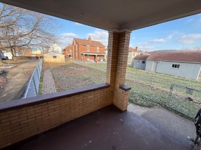 Building Photo - 122 Division St